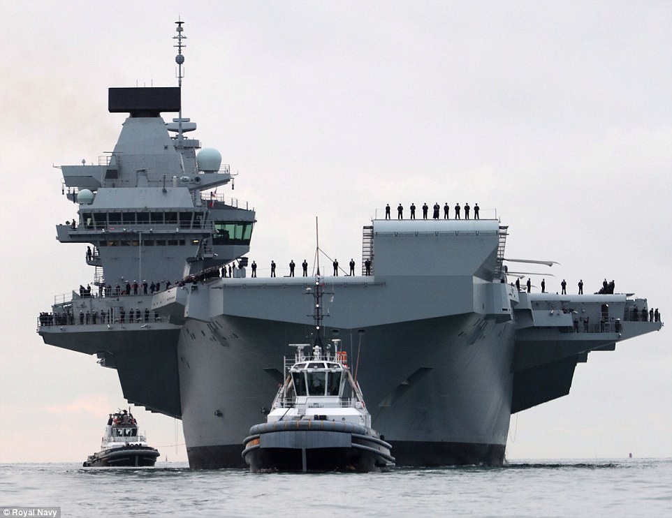 434A8DE400000578-4794340-The_HMS_Queen_Elizabeth_is_escorted_into_Portsmouth_Harbour_with-a-4_1502905386295